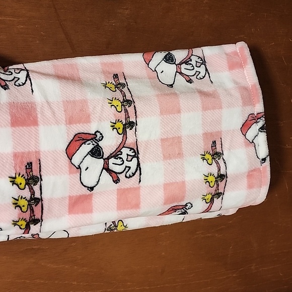 Brand new Berkshire Peanuts Snoopy Pink Holiday Blanket - Picture 8 of 8